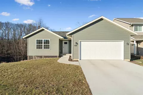 2042 Sugar Creek Dr NW, Cedar Rapids, IA 52405