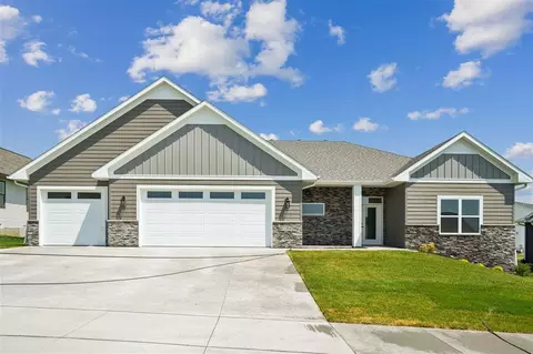702 Lakeview Ct, Tiffin, IA 52340
