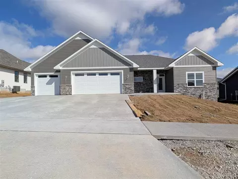 702 Lakeview Ct, Tiffin, IA 52340