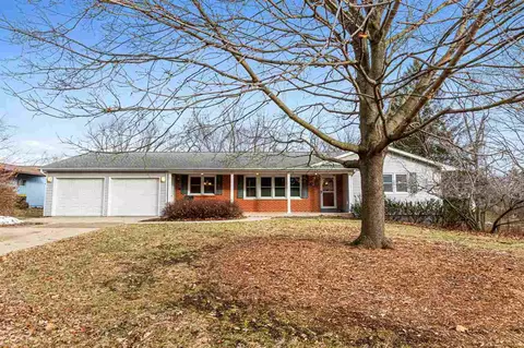 114 Potomac Dr, Iowa City, IA 52245