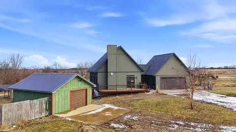 2818 Old White Way, Ainsworth, IA 52201