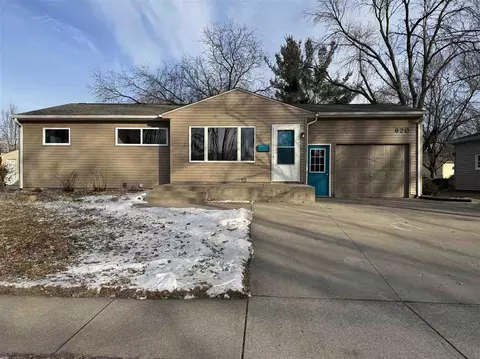 620 Brookside Dr, Iowa City, IA 52245