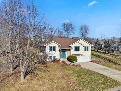 915 Maplewood Dr, Coralville, IA 52241