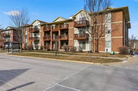 470 W Side Dr, Iowacity, IA 52246