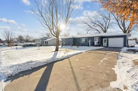 1104 E 2nd St, Vinton, IA 52349