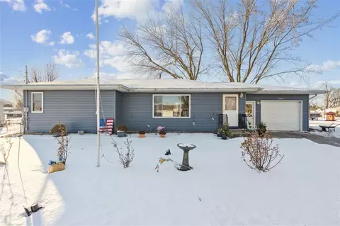 1104 E 2nd St, Vinton, IA 52349 photo 2