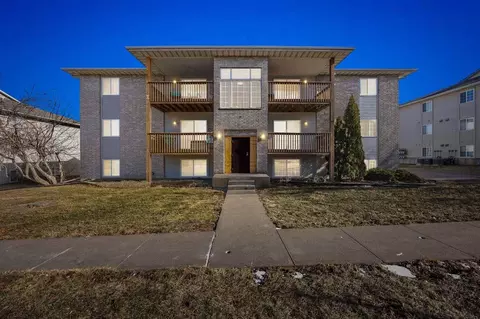 56 W Side Dr, Iowacity, IA 52246
