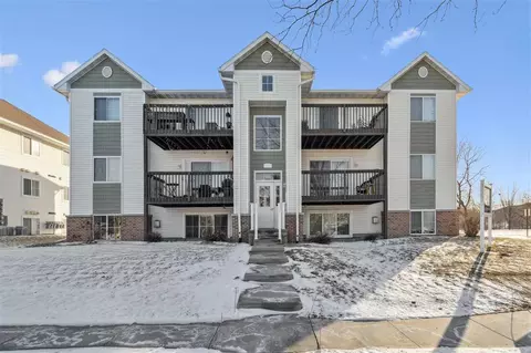 6410 NE Creekside Dr, Cedar Rapids, IA 52402