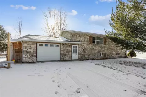 2866 60th St, Vinton, IA 52349