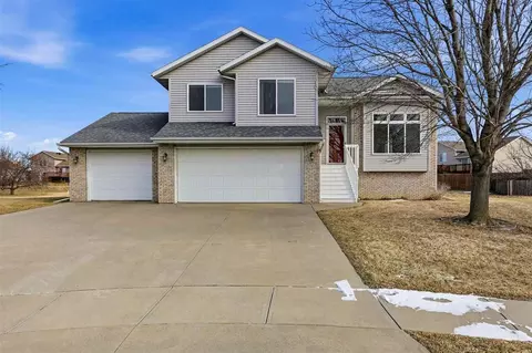 1078 Bay Hill Cir, North Liberty, IA 52317