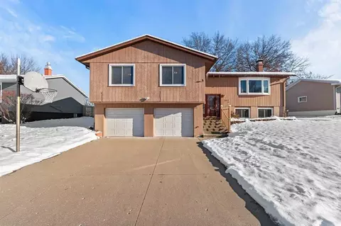 702 Woodland Way, Muscatine, IA 52761