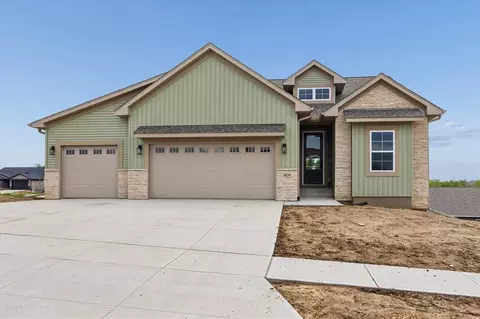 1020 Linden Ln, Ely, IA 52227