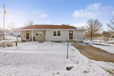 12585 Saint Paul St, Center Junction, IA 52212