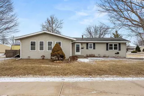 745 S 5th St, Wapello, IA 52653
