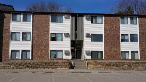 906 Benton Dr, Iowa City, IA 52246