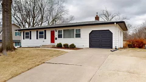 411 Kenwood Dr, Iowa City, IA 52245