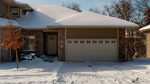 18 Holiday Ridge Ln, Coralville, IA 52241