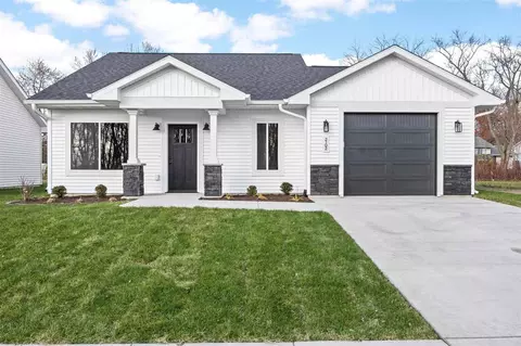 2102 Whispering Meadow Dr, Iowa City, IA 52240