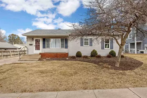 2020 G St, Iowa City, IA 52240