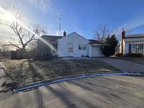 6 Kirkwood Cir, Iowa City, IA 52240