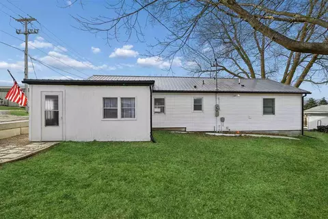 207 W Main St, Urbana, IA 52345