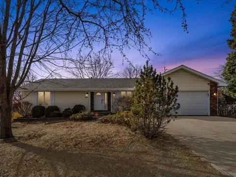 2355 Jessup Cir, Iowa City, IA 52246