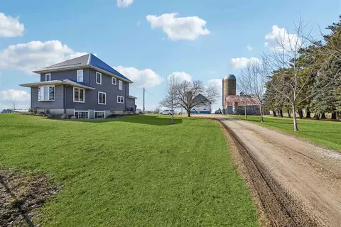 3281 Quasqueton Ave, Walker, IA 52352