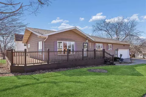 1009 16th St, Belle Plaine, IA 52208