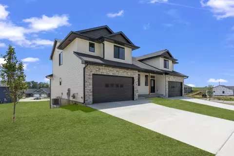 922 Prairie View Dr, West Branch, IA 52358