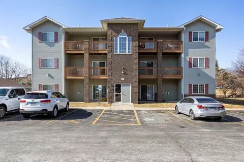 90 Circle Dr #8, North Liberty, IA 52317