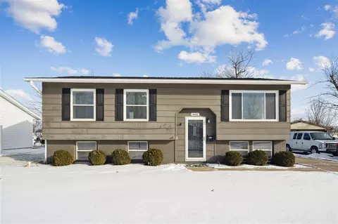 4602 Twin Pine Dr NE, Cedar Rapids, IA 52402