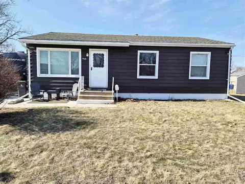448 Day St NW, Cedar Rapids, IA 52405