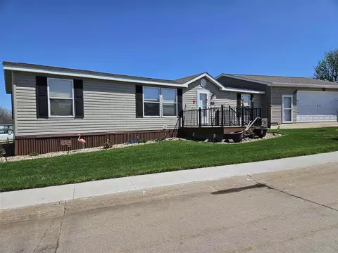 343 Mosswood Ln, Iowa City, IA 52246