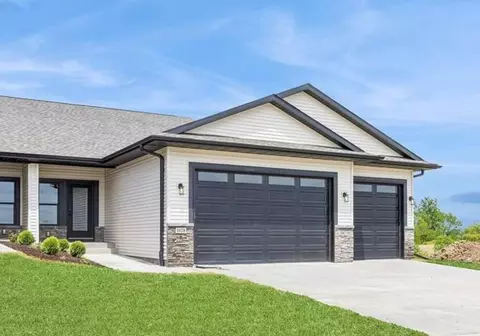 1028 Highland Trl, Solon, IA 52333