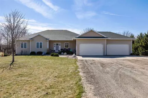 7997 218th Ave, Martelle, IA 52305