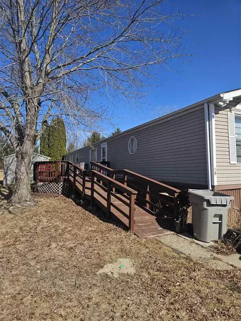 19 Expo Dr, Iowa City, IA 52240