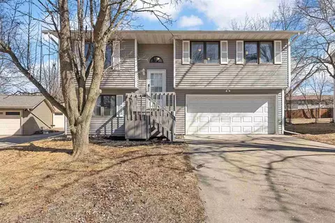1174 Briar Dr, Iowa City, IA 52240