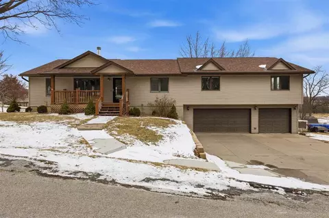 3438 Twin Lake View Dr NE, North Liberty, IA 52317