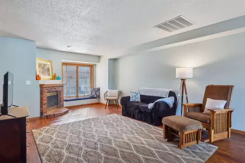 266 W Side Dr, Iowacity, IA 52246