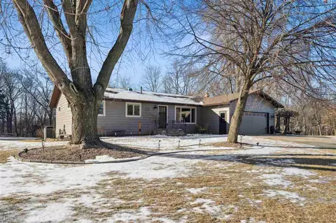 1596 Sunrise Dr NE, Solon, IA 52333