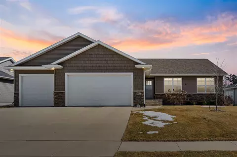 5913 Rock Ridge Dr, Marion, IA 52302