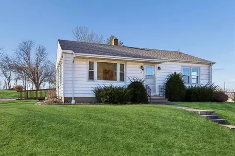 131 W 3rd St, Solon, IA 52333