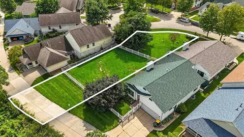 900 Longfellow Pl, Iowacity, IA 52240
