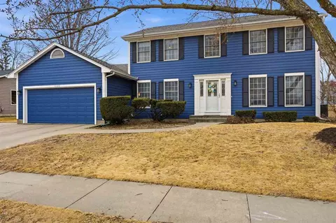 1131 Deerfield Dr, Iowa City, IA 52246