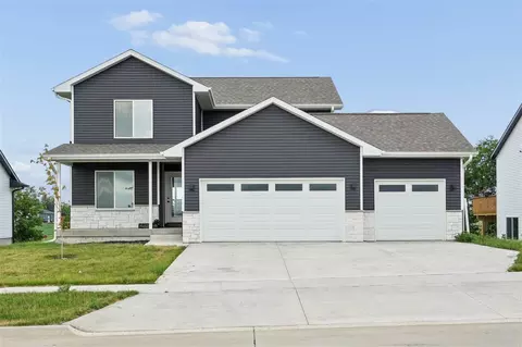 808 Crestview Dr, Solon, IA 52333