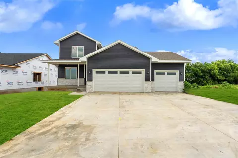808 Crestview Dr, Solon, IA 52333