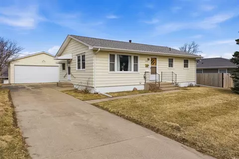 3422 Dennis Dr NW, Cedar Rapids, IA 52405