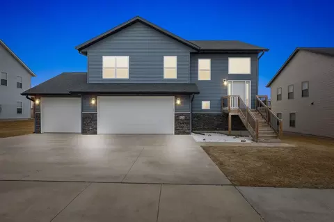 428 Galileo Dr, Riverside, IA 52327