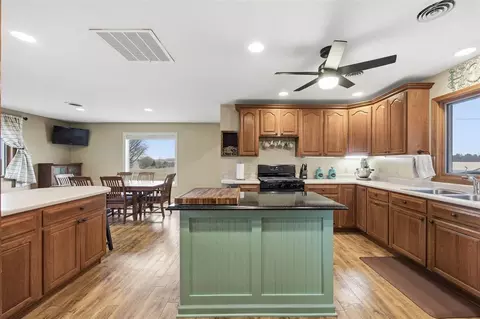 301 Lake View Dr NE, Solon, IA 52333