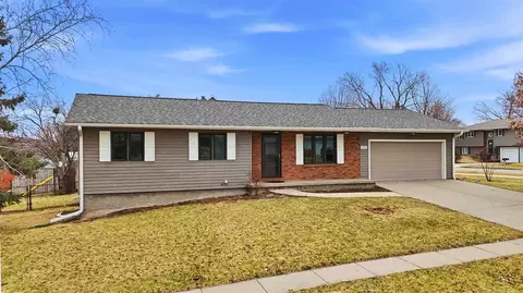 890 Prairie Ridge Rd, North Liberty, IA 52317